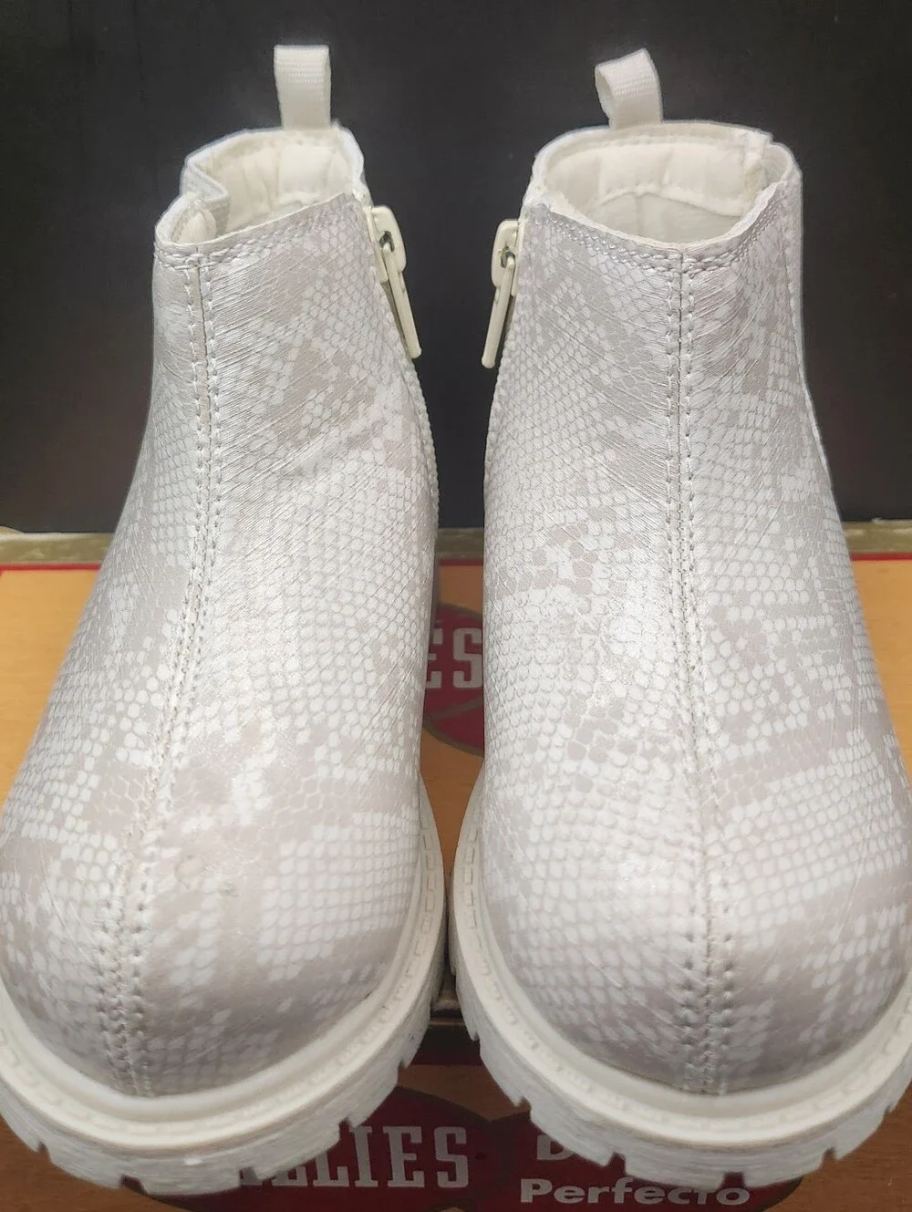 Carter's Toddler Girl Snakeskin Chelsea Boots Bessy Gold And White Size 7, 8